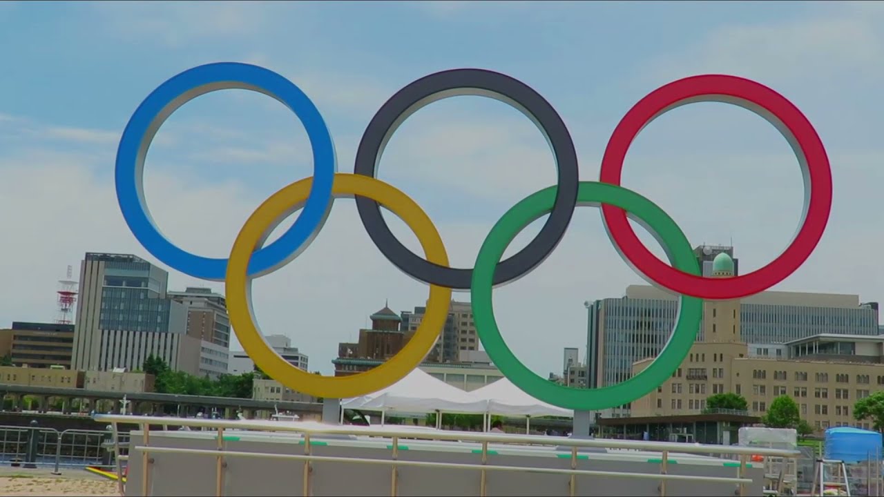 横浜　赤レンガパークのオリンピックシンボルからのぞく横浜三塔