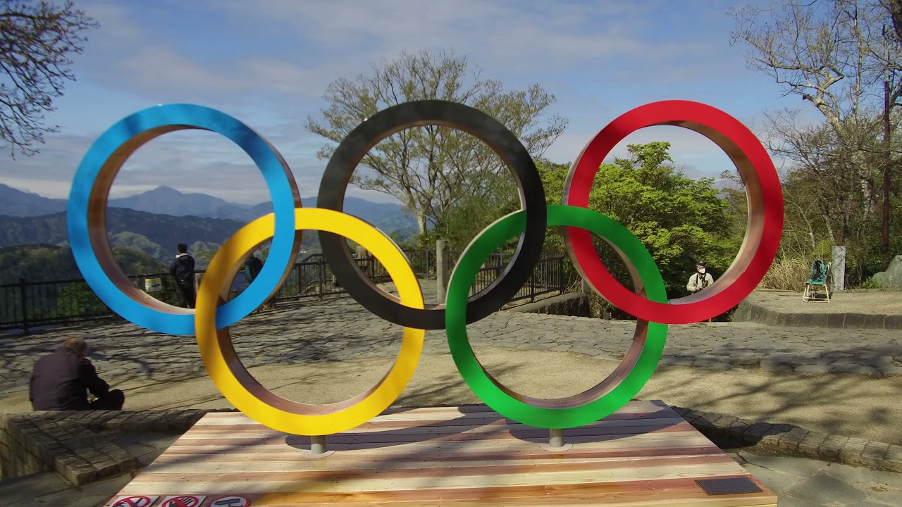 高尾山山頂　オリンピックシンボルのモニュメント