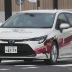 東京オリンピックカラーのカローラToyota Corolla with Tokyo Olympic coloring is used to move athletes and officials.