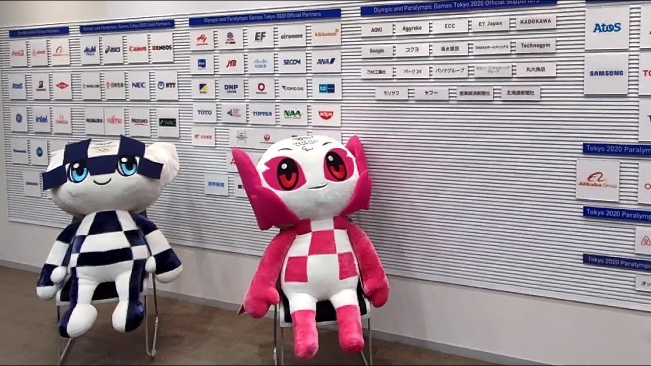 東京オリンピックのスポンサーボードに並べた大会マスコットの「ミライトワとソメイティ」