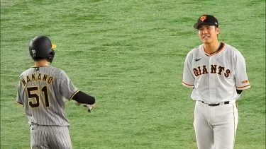 坂本勇人、牽制球が直撃して若干お怒りモードの中野を慰めるように声をかける2023.8.27